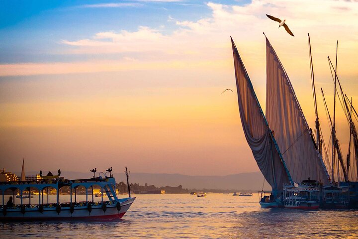 Felucca-on-the-Nile-at-Sunset