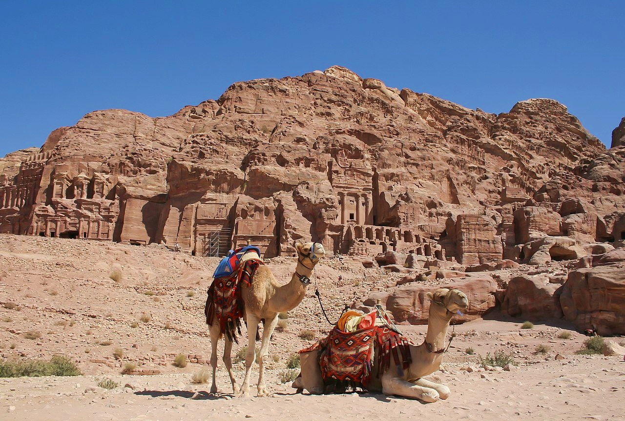Camels_in_front_of_the_tombs_Petra_Jordan