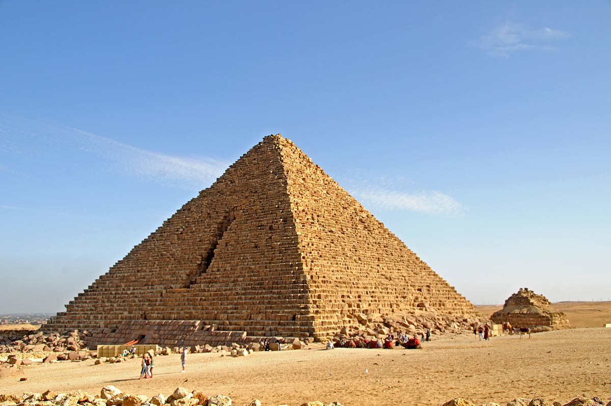 Pyramid_of_Menkaure_at_Giza